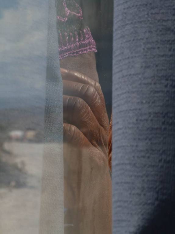 Passageira do nosso ônibus aguarda em seu assento, durante nosso tempo na imigração